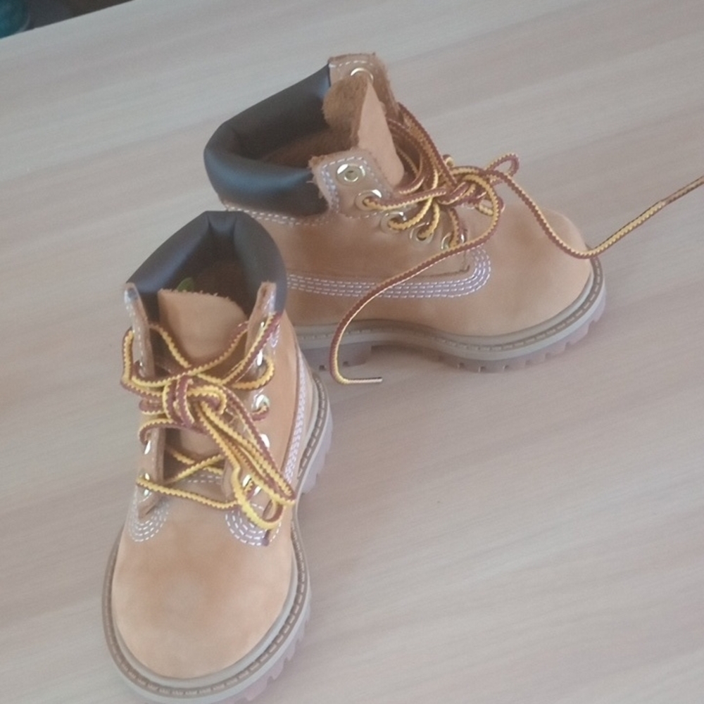 NWOT .  Timberland Kids' Leather Brown Boots with Yellow Laces Waterproof
